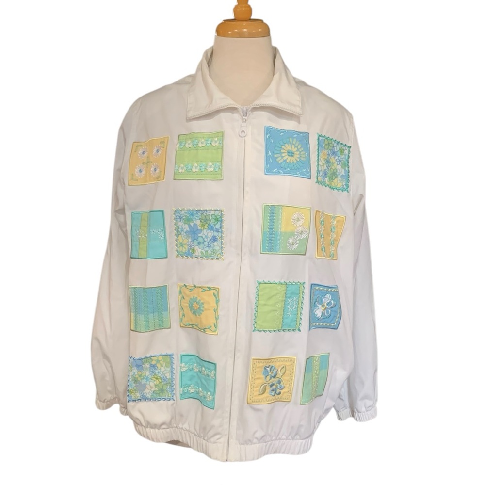 ❤️Vintage 90’s Koret lightweight white jacket with blue and yellow floral detail